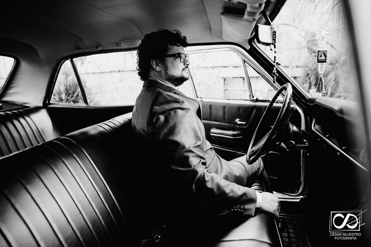 fotografo em bento gonçalves serra gaucha casamento cristiane e anderson noivo dentro de seu carro opala esperando o momento para ir pra igreja