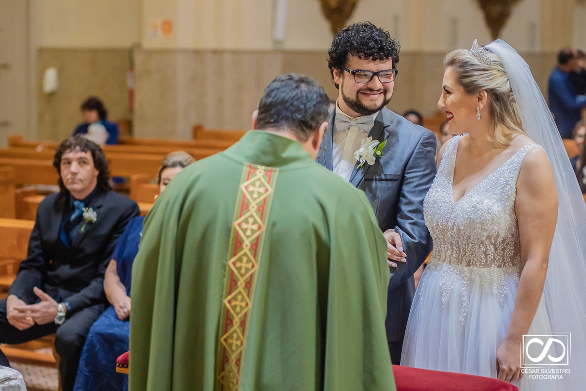 fotografo em bento gonçalves serra gaucha casamento cristiane e anderson noiva e noivo dentro da igreja se olhando e sorrindo