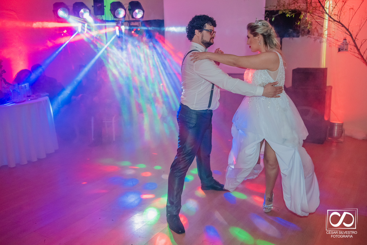 fotografo em bento gonçalves serra gaucha casamento cristiane e anderson noiva e noivo dançando a valsa na festa d ecasamento