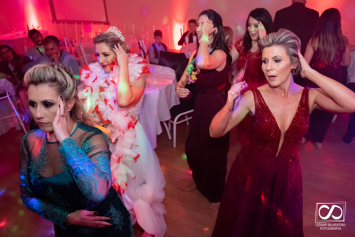 fotografo em bento gonçalves serra gaucha casamento cristiane e anderson noiva e noivo dançando a valsa na festa d ecasamento