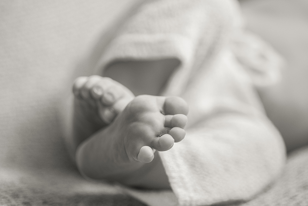 sessão fotográfica ensaio acompanhamento menino bebê book fotográfico fotografia niteroi fotografo rio de janeiro são Gonçalo pezinho detalhe foto preto e branca