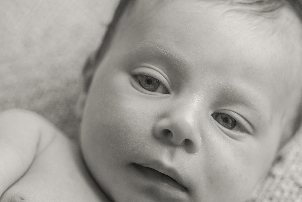 sessão fotográfica ensaio acompanhamento menino bebê book fotográfico fotografia niteroi fotografo rio de janeiro são Gonçalo rostinho olhos nariz boca detalhe foto preto e branca