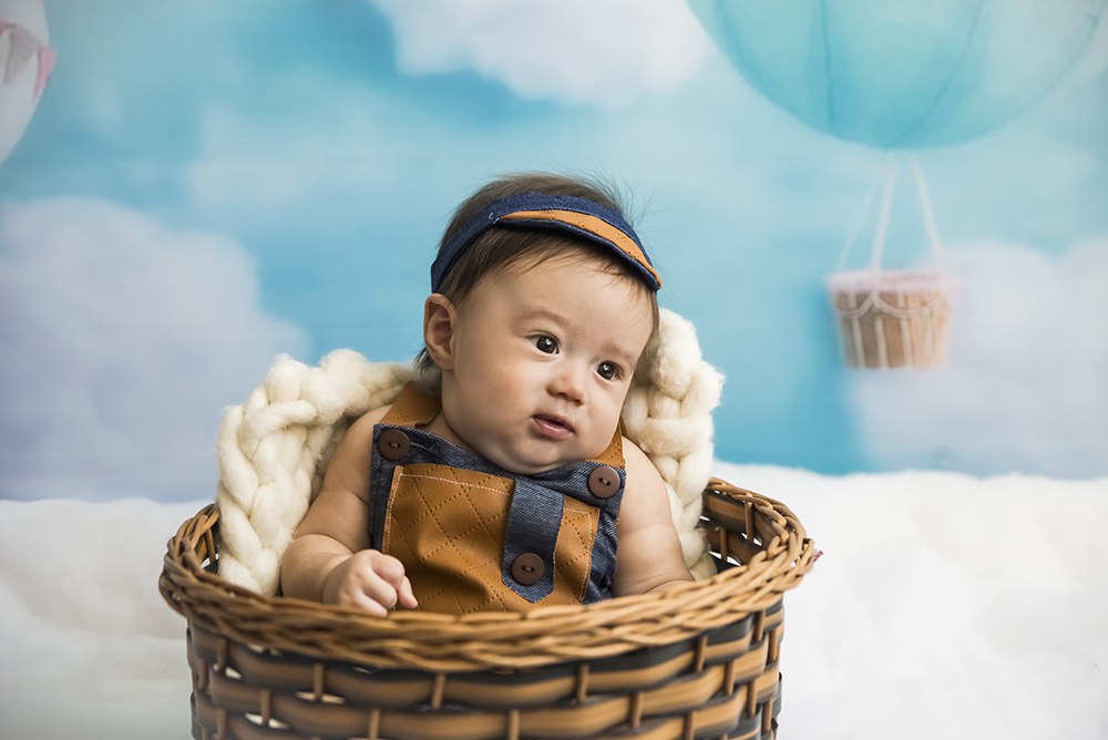 ensaio fotografico menino bebe infantil  book fotografia acompanhamento trimestral balões listras céu azul closes retrato rio de janeiro niteroi são Gonçalo