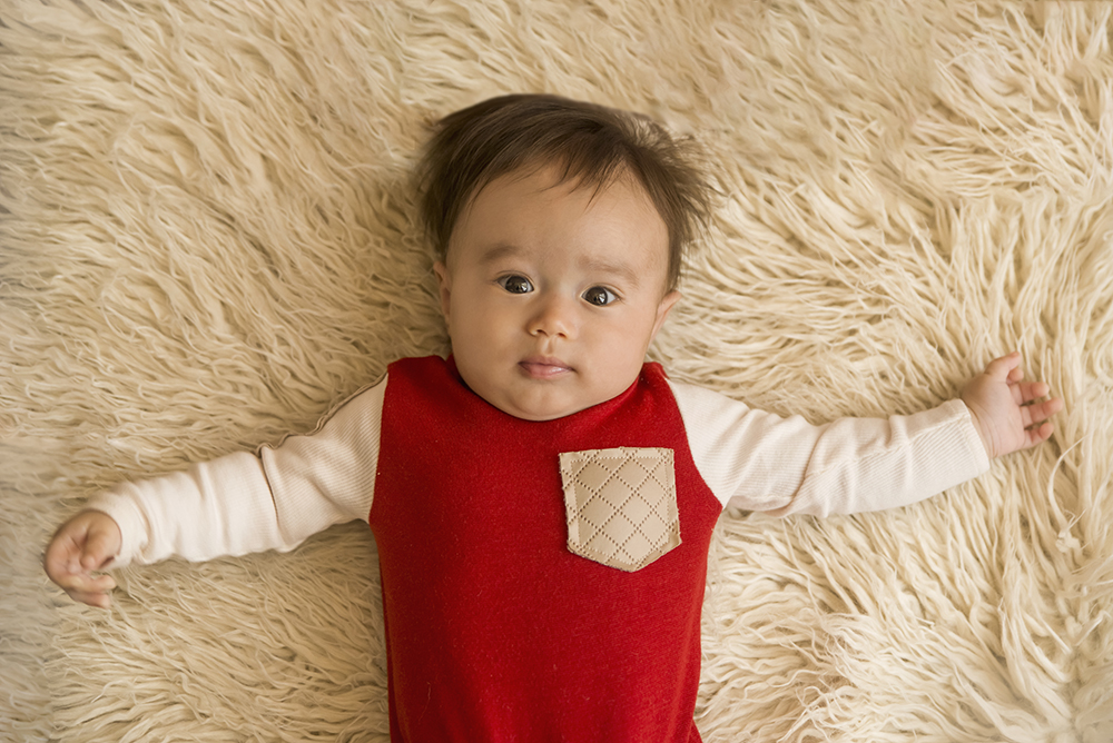 ensaio fotografico menino bebe infantil  book fotografia acompanhamento trimestral cestinha bicho de pelúcia close retrato rio de janeiro niteroi são Gonçalo