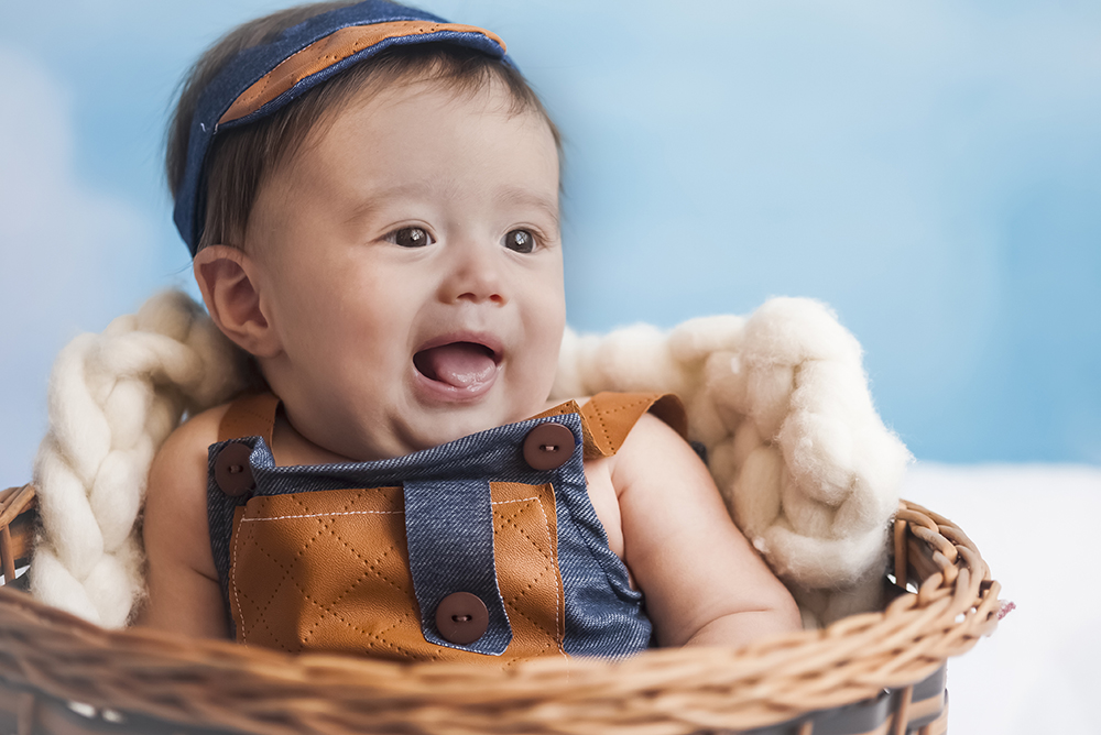 ensaio fotografico menino bebe infantil  book fotografia acompanhamento trimestral balões listras céu azul closes retrato rio de janeiro niteroi são Gonçalo
