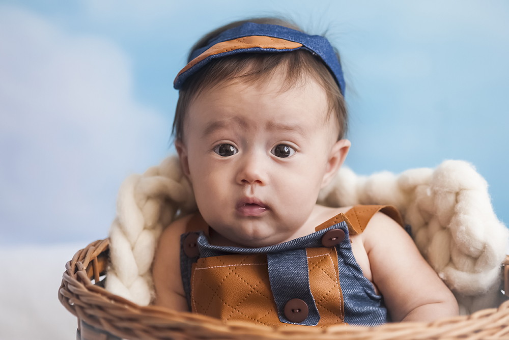 ensaio fotografico menino bebe infantil  book fotografia acompanhamento trimestral balões listras céu azul closes retrato rio de janeiro niteroi são Gonçalo