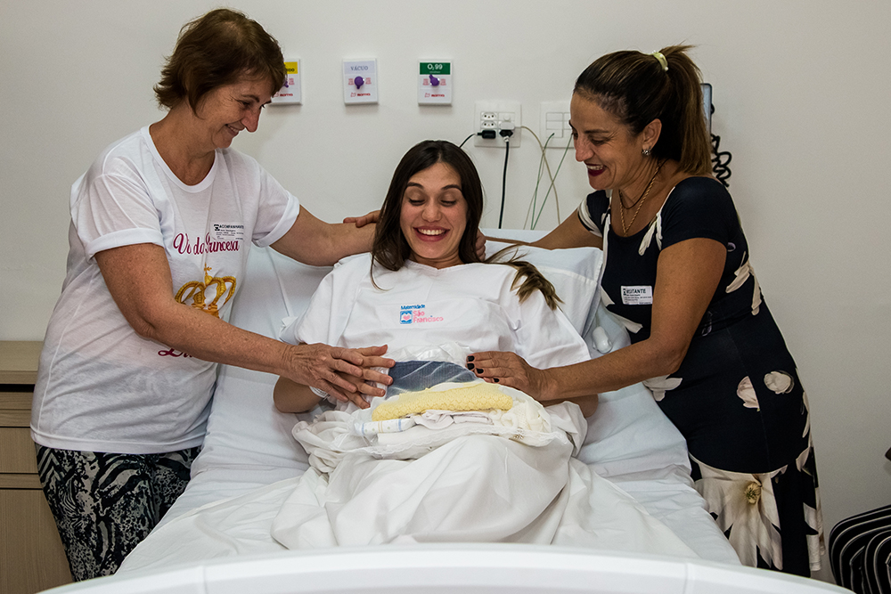 Cobertura fotográfica de parto nascimento cesárea parto normal maternidade menina recém nascida mãe obstetra sala de parto niteroi rio de janeiro são Gonçalo