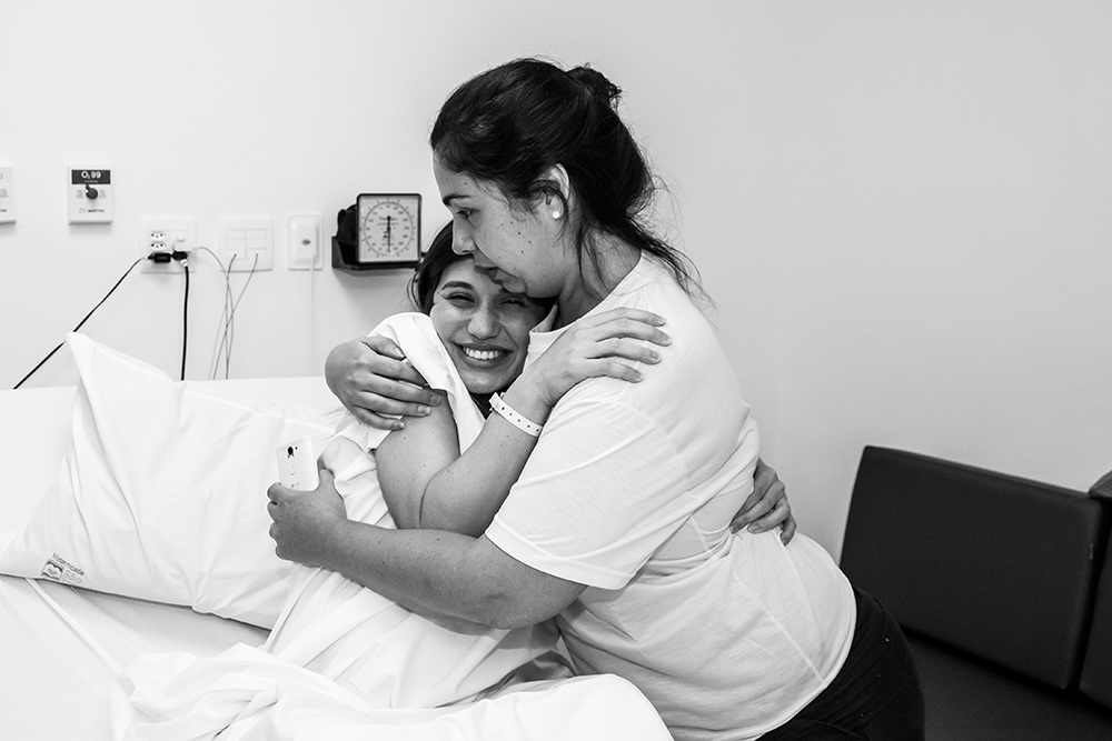 Cobertura fotográfica de parto nascimento cesárea parto normal maternidade menina recém nascida mãe obstetra sala de parto niteroi rio de janeiro são Gonçalo