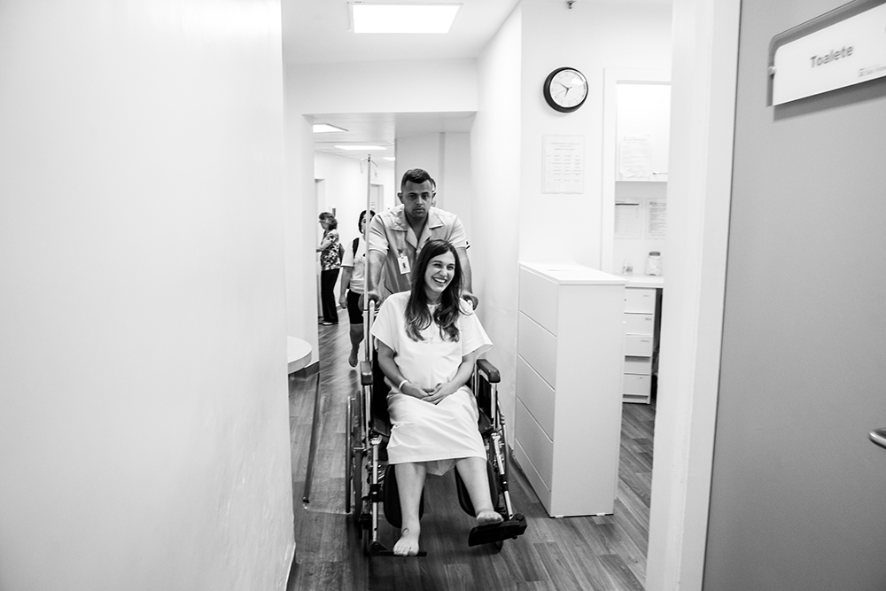 Cobertura fotográfica de parto nascimento cesárea parto normal maternidade menina recém nascida mãe obstetra sala de parto niteroi rio de janeiro são Gonçalo