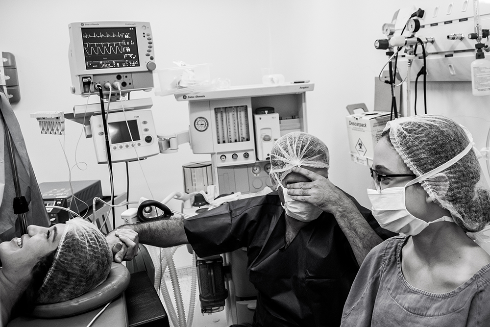 Cobertura fotográfica de parto nascimento cesárea parto normal maternidade menina recém nascida mãe obstetra sala de parto niteroi rio de janeiro são Gonçalo