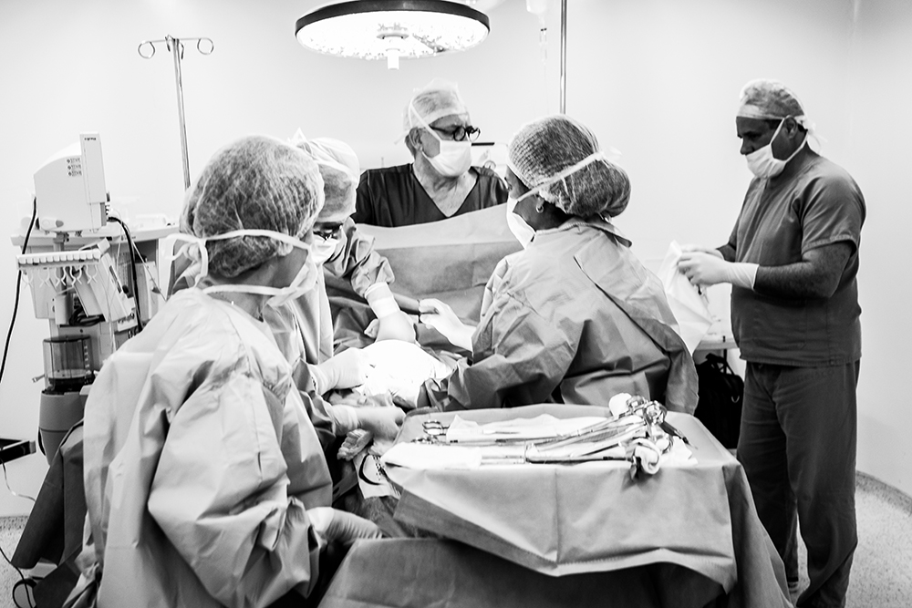 Cobertura fotográfica de parto nascimento cesárea parto normal maternidade menina recém nascida mãe obstetra sala de parto niteroi rio de janeiro são Gonçalo