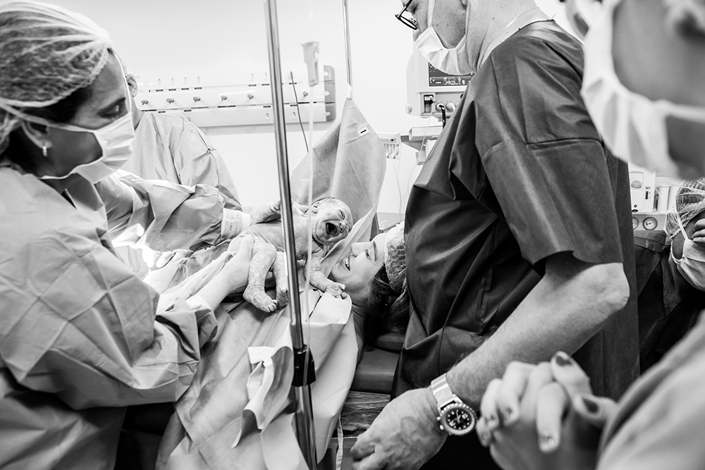 Cobertura fotográfica de parto nascimento cesárea parto normal maternidade menina recém nascida mãe obstetra sala de parto niteroi rio de janeiro são Gonçalo