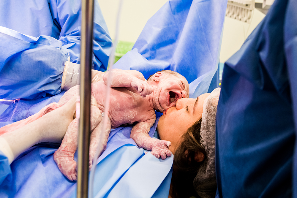 Cobertura fotográfica de parto nascimento cesárea parto normal maternidade menina recém nascida mãe obstetra sala de parto niteroi rio de janeiro são Gonçalo