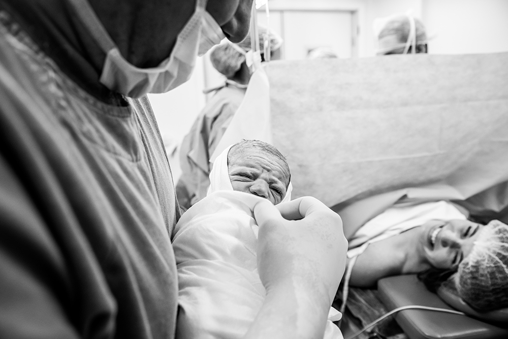 Cobertura fotográfica de parto nascimento cesárea parto normal maternidade menina recém nascida mãe obstetra sala de parto niteroi rio de janeiro são Gonçalo