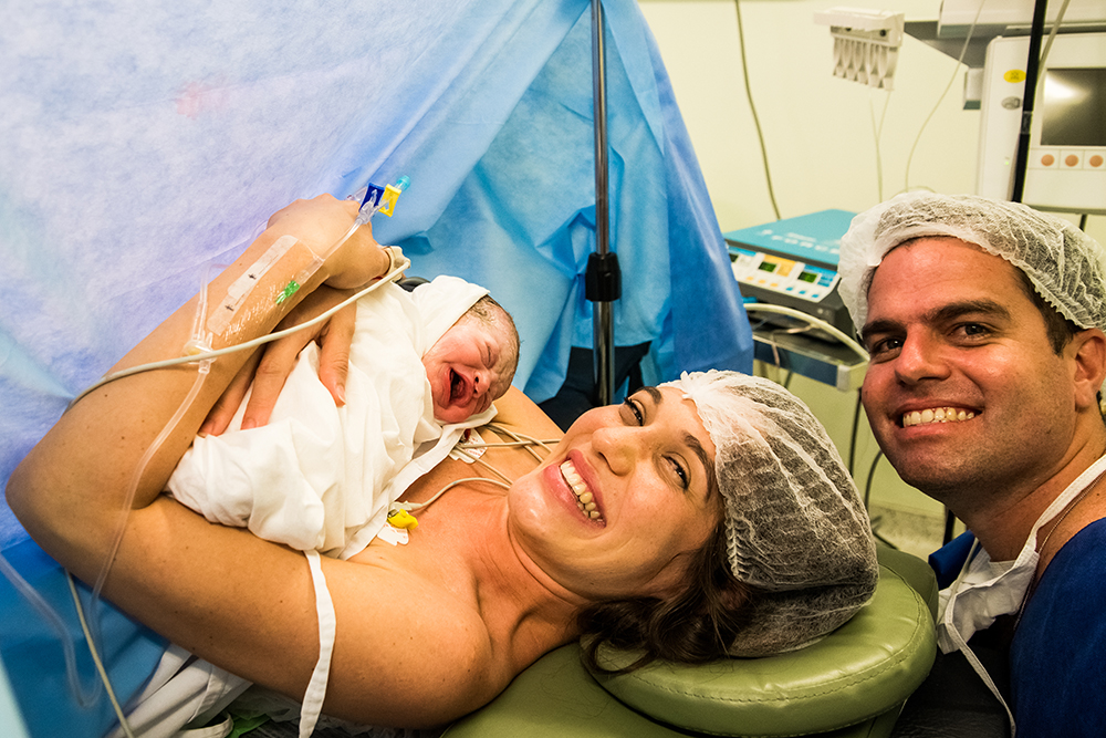 Cobertura fotográfica de parto nascimento cesárea parto normal maternidade menina recém nascida mãe obstetra sala de parto niteroi rio de janeiro são Gonçalo