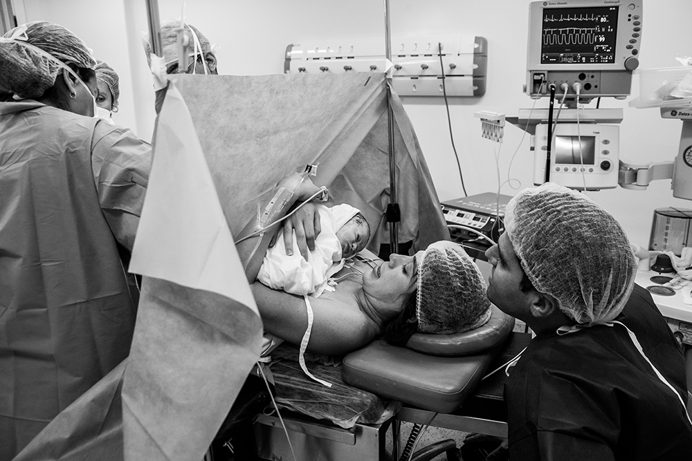 Cobertura fotográfica de parto nascimento cesárea parto normal maternidade menina recém nascida mãe obstetra sala de parto niteroi rio de janeiro são Gonçalo