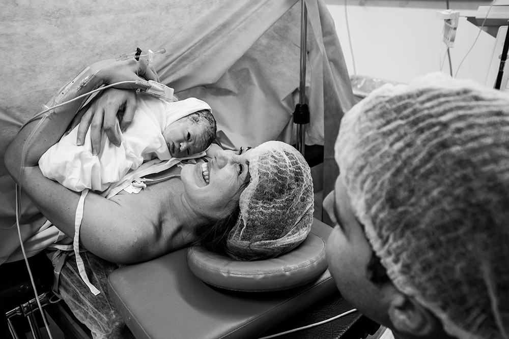 Cobertura fotográfica de parto nascimento cesárea parto normal maternidade menina recém nascida mãe obstetra sala de parto niteroi rio de janeiro são Gonçalo