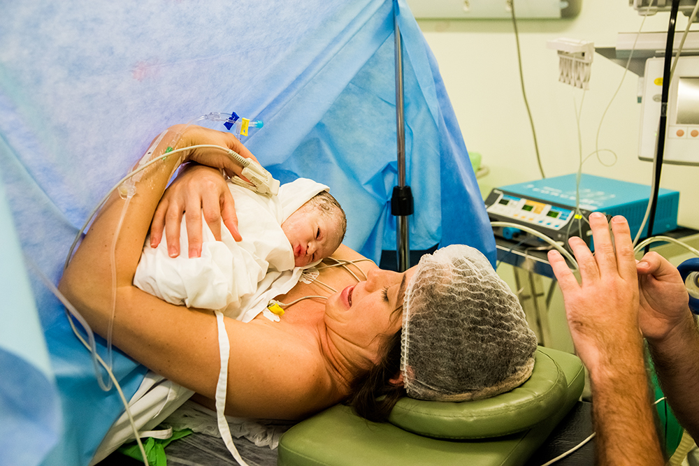 Cobertura fotográfica de parto nascimento cesárea parto normal maternidade menina recém nascida mãe obstetra sala de parto niteroi rio de janeiro são Gonçalo