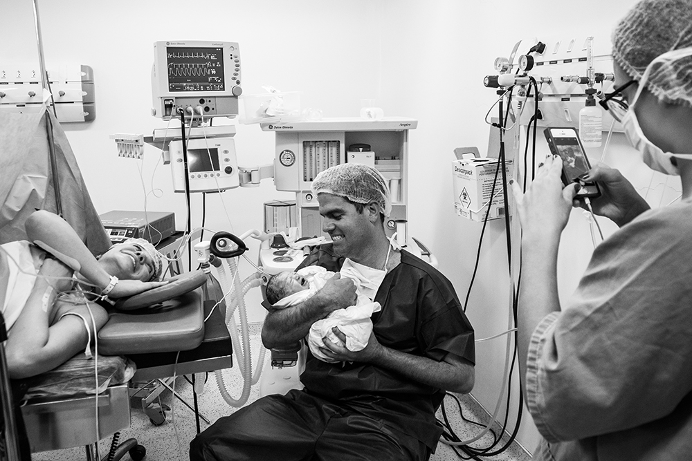 Cobertura fotográfica de parto nascimento cesárea parto normal maternidade menina recém nascida mãe obstetra sala de parto niteroi rio de janeiro são Gonçalo