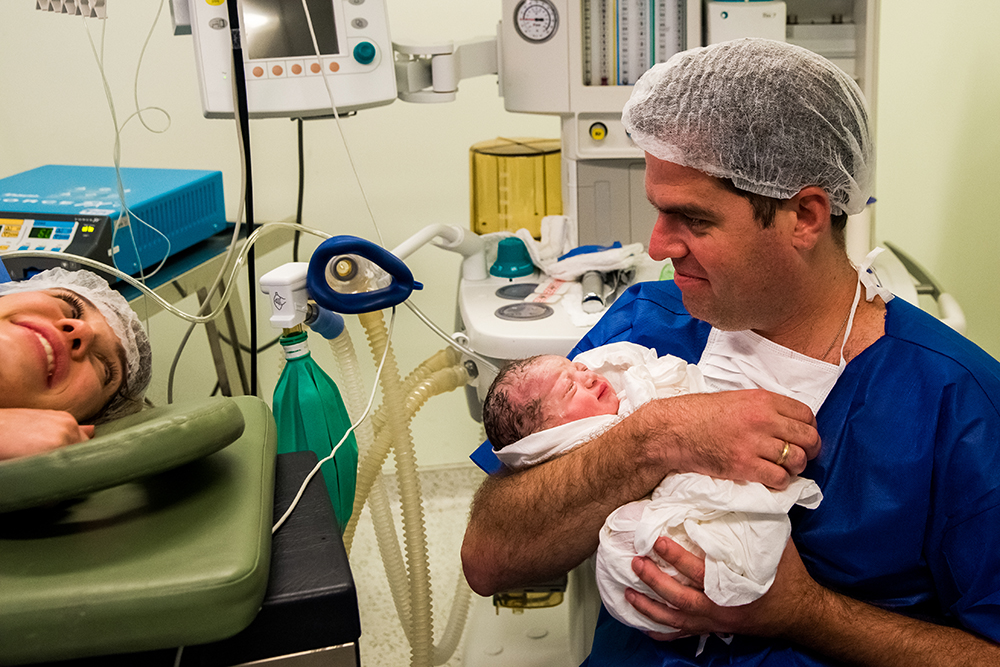 Cobertura fotográfica de parto nascimento cesárea parto normal maternidade menina recém nascida mãe obstetra sala de parto niteroi rio de janeiro são Gonçalo