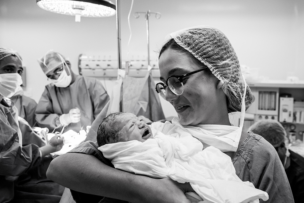 Cobertura fotográfica de parto nascimento cesárea parto normal maternidade menina recém nascida mãe obstetra sala de parto niteroi rio de janeiro são Gonçalo