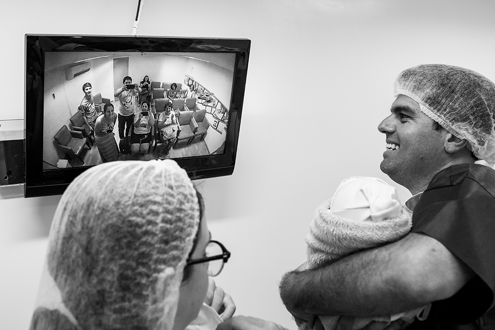 Cobertura fotográfica de parto nascimento cesárea parto normal maternidade menina recém nascida mãe obstetra sala de parto niteroi rio de janeiro são Gonçalo