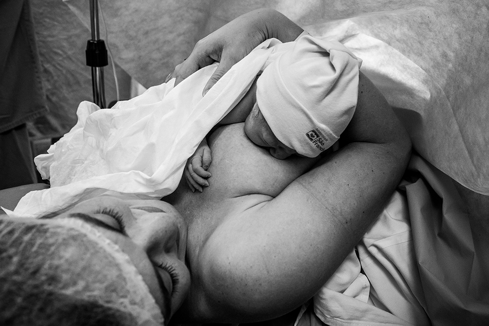 Cobertura fotográfica de parto nascimento cesárea parto normal maternidade menina recém nascida mãe obstetra sala de parto niteroi rio de janeiro são Gonçalo