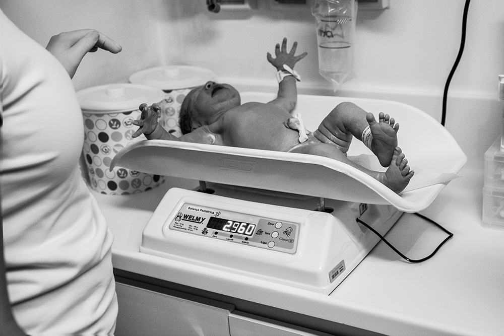 Cobertura fotográfica de parto nascimento cesárea parto normal maternidade menina recém nascida mãe obstetra sala de parto niteroi rio de janeiro são Gonçalo