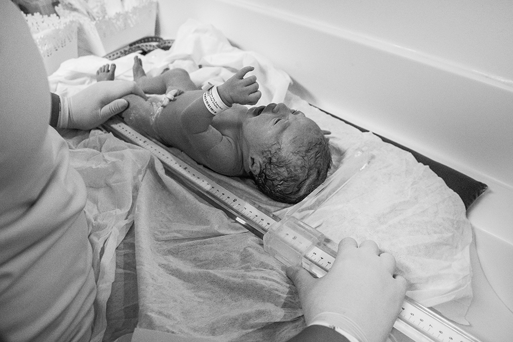 Cobertura fotográfica de parto nascimento cesárea parto normal maternidade menina recém nascida mãe obstetra sala de parto niteroi rio de janeiro são Gonçalo