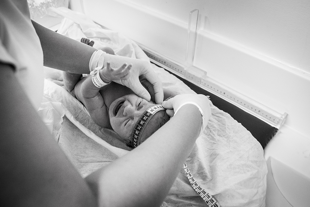 Cobertura fotográfica de parto nascimento cesárea parto normal maternidade menina recém nascida mãe obstetra sala de parto niteroi rio de janeiro são Gonçalo