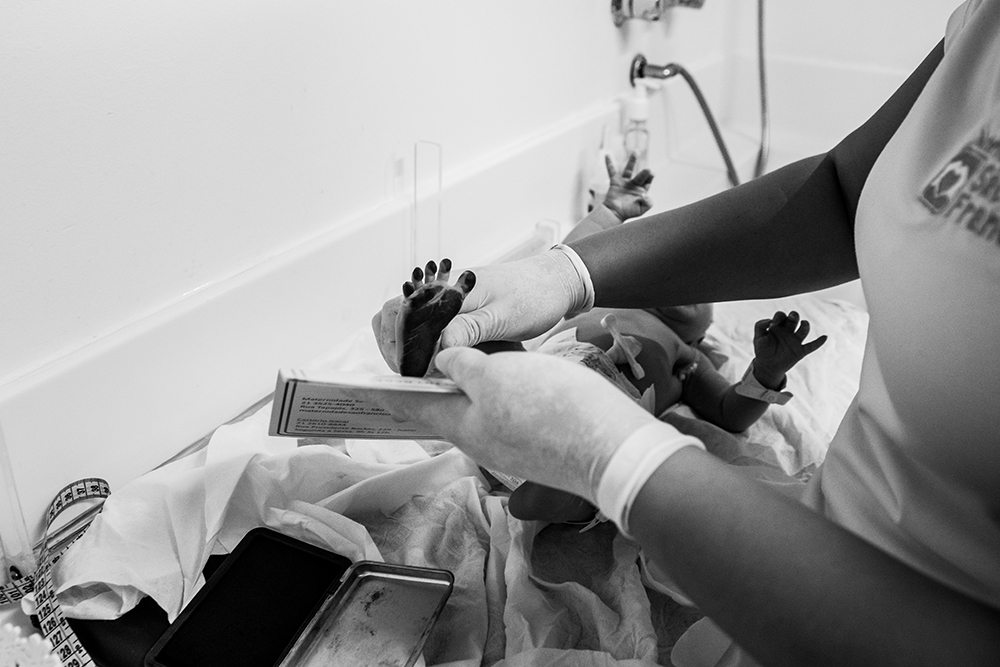 Cobertura fotográfica de parto nascimento cesárea parto normal maternidade menina recém nascida mãe obstetra sala de parto niteroi rio de janeiro são Gonçalo