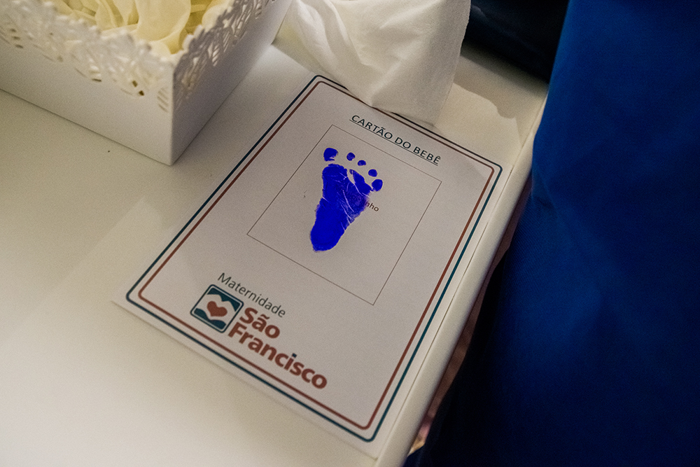 Cobertura fotográfica de parto nascimento cesárea parto normal maternidade menina recém nascida mãe obstetra sala de parto niteroi rio de janeiro são Gonçalo