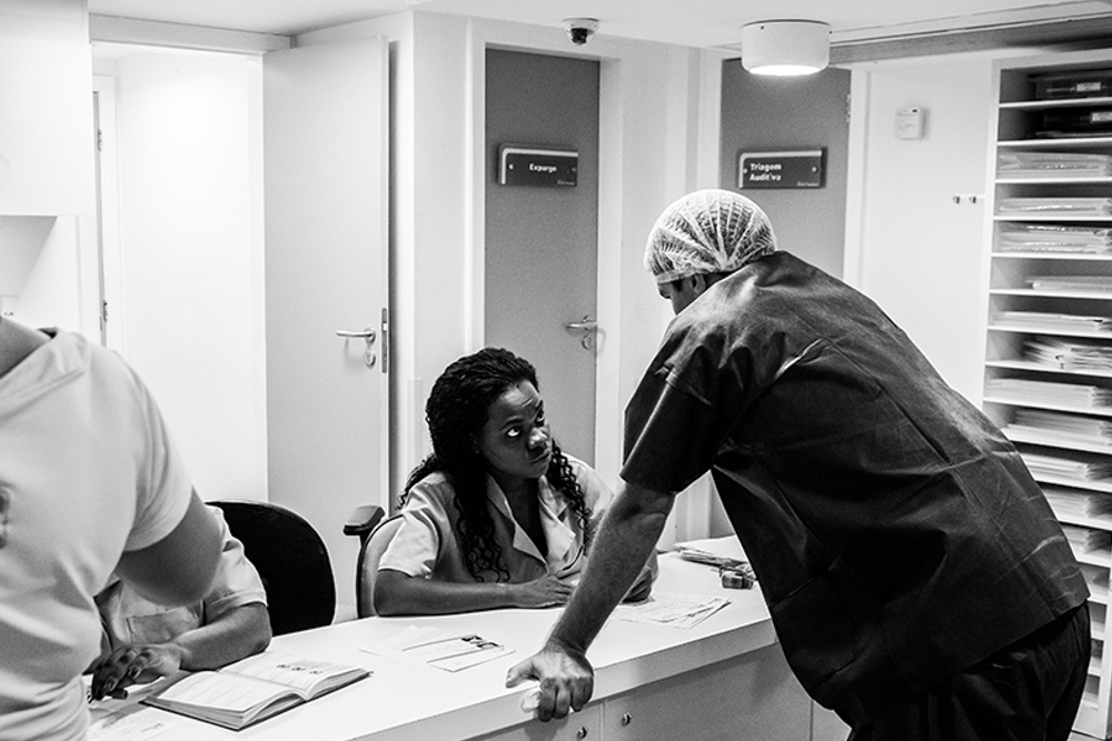 Cobertura fotográfica de parto nascimento cesárea parto normal maternidade menina recém nascida mãe obstetra sala de parto niteroi rio de janeiro são Gonçalo