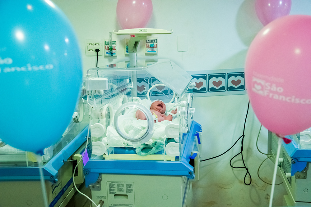 Cobertura fotográfica de parto nascimento cesárea parto normal maternidade menina recém nascida mãe obstetra sala de parto niteroi rio de janeiro são Gonçalo