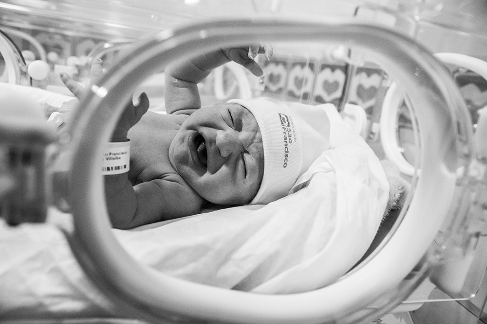 Cobertura fotográfica de parto nascimento cesárea parto normal maternidade menina recém nascida mãe obstetra sala de parto niteroi rio de janeiro são Gonçalo