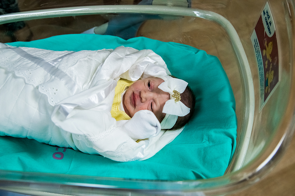 Cobertura fotográfica de parto nascimento cesárea parto normal maternidade menina recém nascida mãe obstetra sala de parto niteroi rio de janeiro são Gonçalo