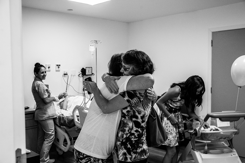 Cobertura fotográfica de parto nascimento cesárea parto normal maternidade menina recém nascida mãe obstetra sala de parto niteroi rio de janeiro são Gonçalo