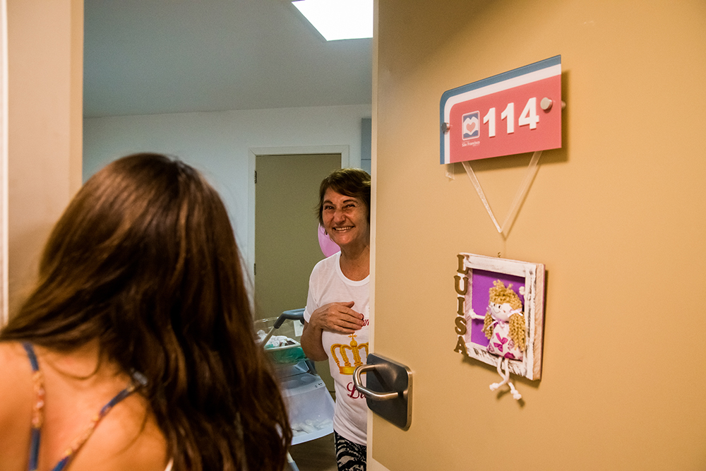 Cobertura fotográfica de parto nascimento cesárea parto normal maternidade menina recém nascida mãe obstetra sala de parto niteroi rio de janeiro são Gonçalo