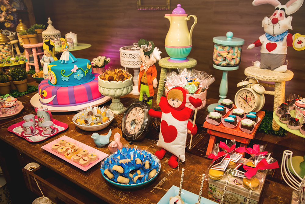 Cobertura fotográfica festa de aniversário tema alice no país das maravilhas menina criança infantil book fotográfico fotografia bolo docinhos brincadeiras niteroi rio de janeiro são Gonçalo