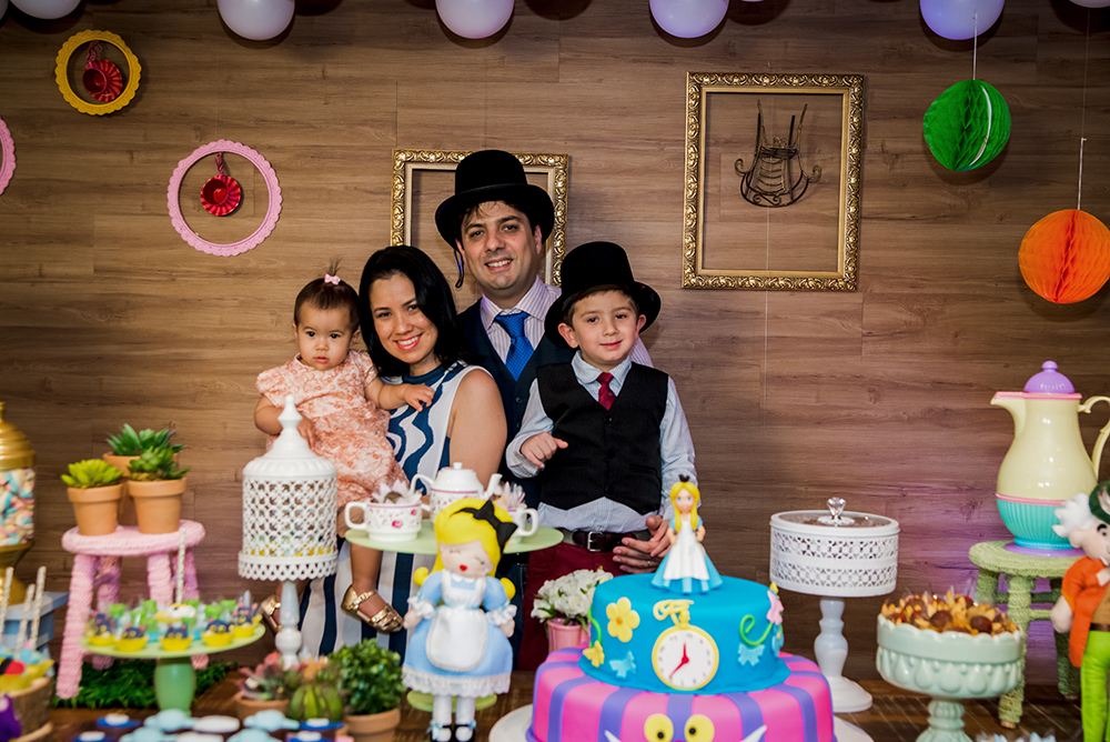 Cobertura fotográfica festa de aniversário tema alice no país das maravilhas menina criança infantil book fotográfico fotografia bolo docinhos brincadeiras niteroi rio de janeiro são Gonçalo