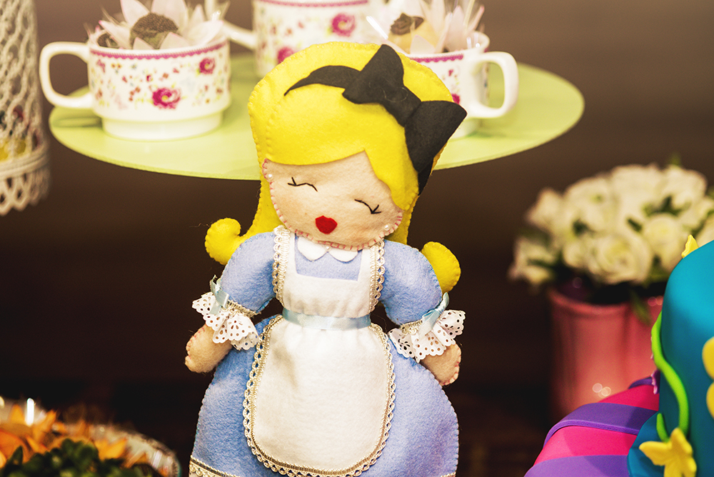 Cobertura fotográfica festa de aniversário tema alice no país das maravilhas menina criança infantil book fotográfico fotografia bolo docinhos brincadeiras niteroi rio de janeiro são Gonçalo