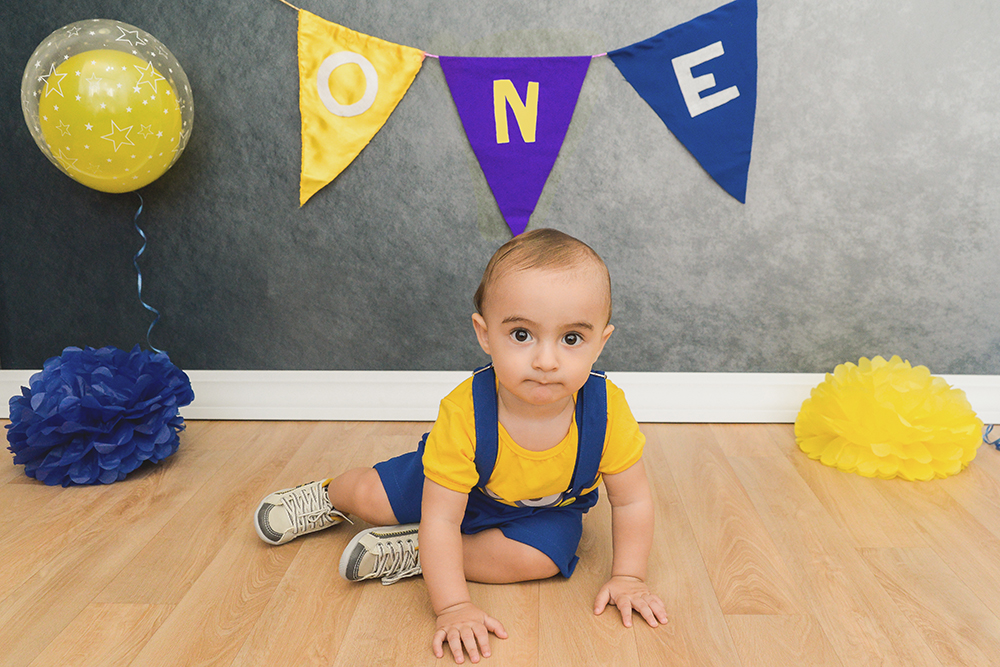 ensaio fotográfico pre aniversario temático minions bebe menino book fotografia fantasia estúdio azul amarelo bandeirinhas rio de janeiro niteroi são Gonçalo