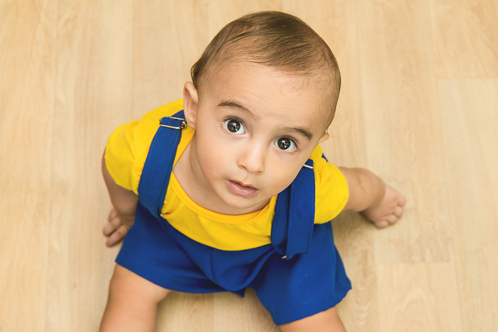 ensaio fotográfico pre aniversario temático minions bebe menino book fotografia fantasia estúdio azul amarelo bandeirinhas rio de janeiro niteroi são Gonçalo