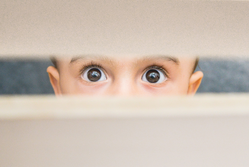 ensaio fotográfico pre aniversario temático minions bebe menino book fotografia fantasia estúdio azul amarelo bandeirinhas rio de janeiro niteroi são Gonçalo