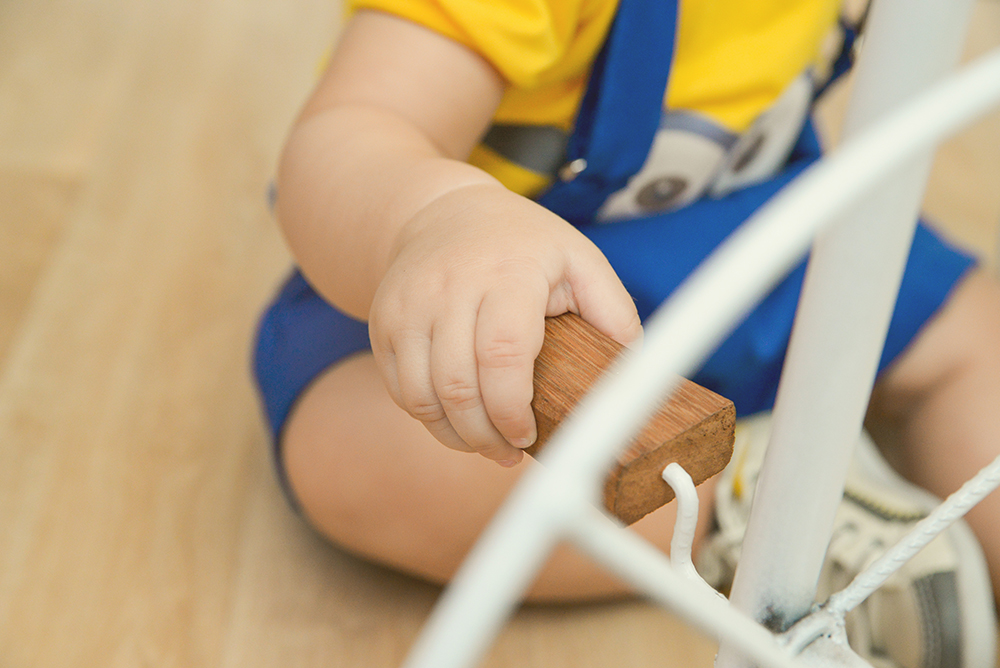 ensaio fotográfico pre aniversario temático minions bebe menino book fotografia fantasia estúdio azul amarelo bandeirinhas rio de janeiro niteroi são Gonçalo