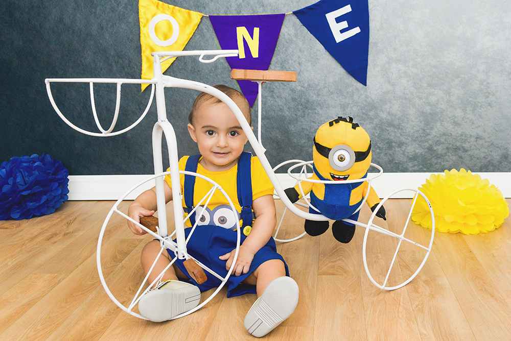 ensaio fotográfico pre aniversario temático minions bebe menino book fotografia fantasia estúdio azul amarelo bandeirinhas rio de janeiro niteroi são Gonçalo