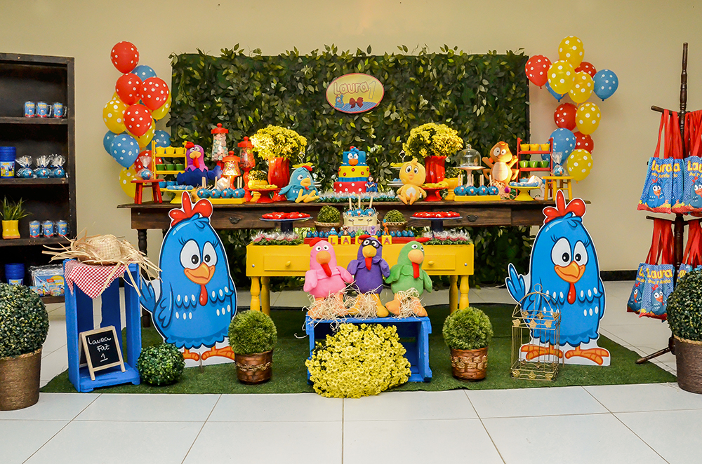 cobertura fotográfica de um ano aniversário infantil tema galinha pintadinha fotografo Niterói rio de janeiro são Gonçalo fotografia de evento criança festa menina mesa do bolo
