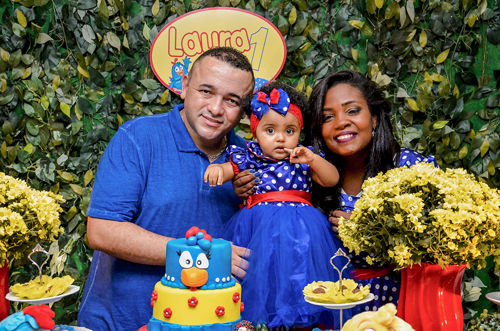 cobertura fotográfica de um ano aniversário infantil tema galinha pintadinha fotografo Niterói rio de janeiro são Gonçalo fotografia de evento criança festa menina foto com os pais