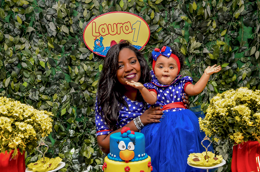 cobertura fotográfica de um ano aniversário infantil tema galinha pintadinha fotografo Niterói rio de janeiro são Gonçalo fotografia de evento criança festa menina foto com mãe fantasia mãe e filha