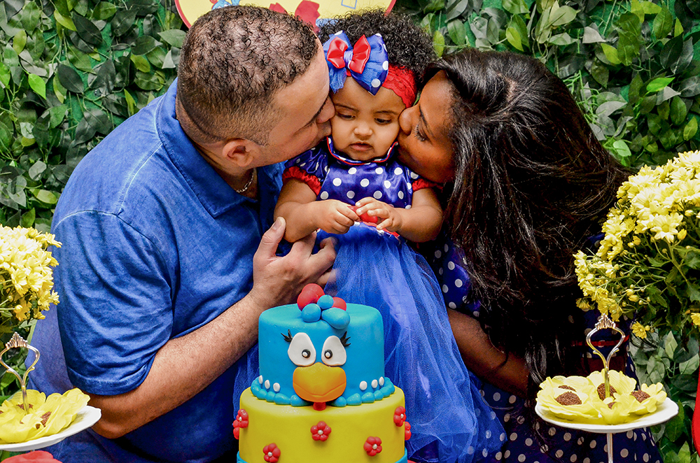 cobertura fotográfica de um ano aniversário infantil tema galinha pintadinha fotografo Niterói rio de janeiro são Gonçalo fotografia de evento criança festa menina foto dando beijo